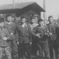 Etniske tyske vagter i Belzec, Polen. En af dem med mandolin © USHMM