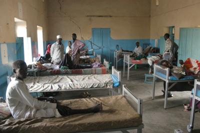 Darfurianere på hospital i Darfur, 2004