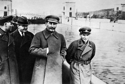 Jezjov ved siden af Stalin