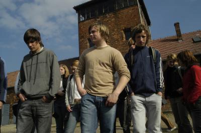 Mange tusinde elever fra hele verden besøger hvert år Auschwitz som del af en studietur.