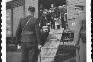 Transport med jødiske fanger ankommer eller afgår