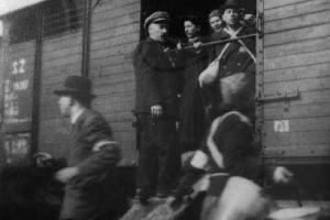 Transport med jødiske fanger ankommer eller afgår