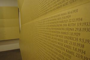 Ghetto Museet har inskriptioner med navne på myrdede fanger fra Theresienstadt © DIIS