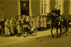 Kong Christian X hilser til hest i byen © Københavns Bymuseum