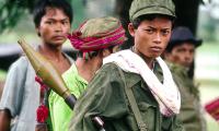 En Rød Khmer-soldat bevogter en af deres kontrollerede zoner