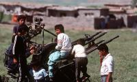 Kurdiske børn i flygtningelejr leger på et efterladt våben, 1991
