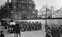 Bolsjevikker marcherer på Den Røde Plads, 1917