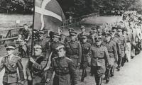 De forreste bærer endnu danske officersuniformer. Frikorpsets chef (frem til febr. 1942) oberstløjtnant Kryssing går som nr. 2 fra højre i andet geled © Frihedsmuseet