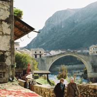 Sten med teksten "Don't forget" i den bosniske by Mostar