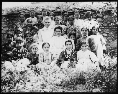 Bodil Biørn med armensk skoleklasse