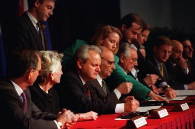 Dayton-aftalen underskrives