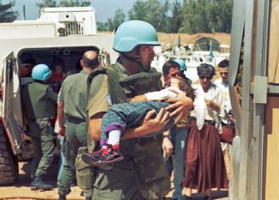 FN-soldat evakuerer et lille barn, Bosnien 1993