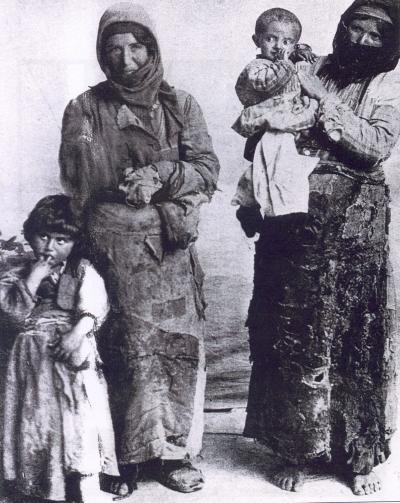 Armenske kvinder og børn på vej til deportation ved Djarablus, 1915 © The Armenian Genocide Museum-Institute