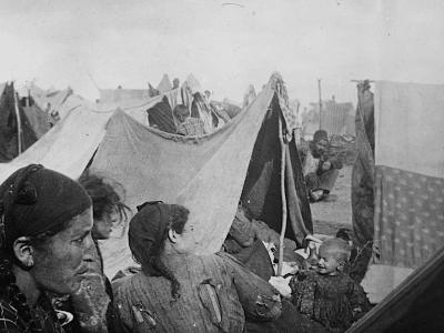 Tvangsdeporterede armenske kvinder i teltlejr i Aleppo © Lokalhistorisk Arkiv for Gylling og Omegn