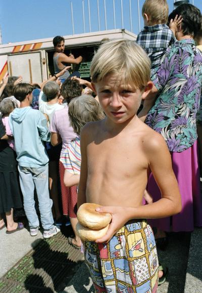 Barn på flugt med en ration brød i en midlertidig flygtningelejr i Karlovac, Kroatien © UN Photo by John Isaac