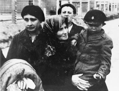 Jødiske kvinder og børn på vej mod gaskamrene 1944 ©USHMM