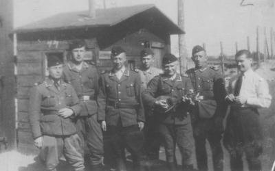 Etniske tyske vagter i Belzec, Polen. En af dem med mandolin © USHMM