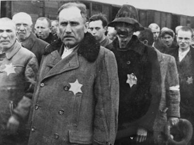 Jødiske mænd afventer udvælgelse i Auschwitz ©USHMM