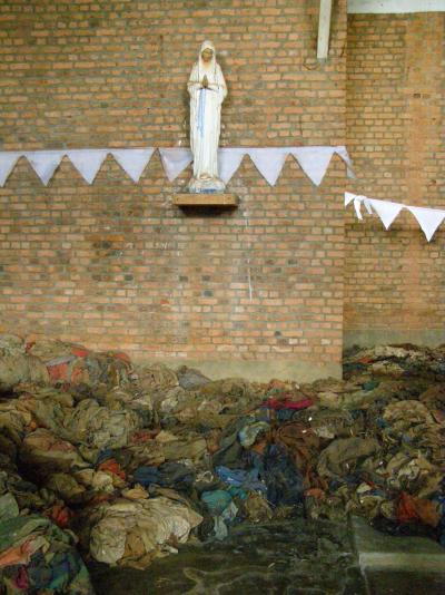 Madonna-figur i kirke med tøj fra ofre, der blev dræbt i kirken