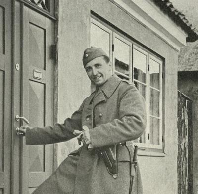 Jørgen Gersfelt fotograferet kort efter befrielsen. Han er iført den danske brigades uniform.
