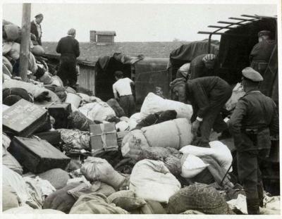 Det var de jødiske fangers opgave at sortere baggagen, når nye fanger ankom til Auschwitz © Yad Vashem
