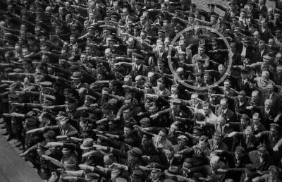 MODSTAND. Fotografiet blev taget i Hamborg i 1936 ved søsætningen af et skib. Iblandt tilskuerne kan man se en person, der nægtede at heile. Det var August Landmesser. Han havde en del kontroverser med nazisterne og blev blandt andet idømt to års hårdt ar