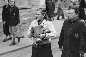 Kvinder på vej efter mad © USHMM