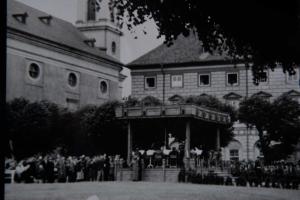 Koncert i Theresienstadt. Pavillionen blev opført if. med propagandafi © Ukendt