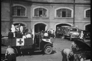 Hjælpearbejde ved befrielsen 1945 © Terezin Memorial