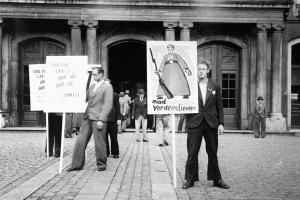Danske nazister med hverveplakater for Frikorps Danmark foran Odd Fellow Palæet i København. Formentlig i forbindelse med partiets anti-kommunistiske appel den 7. august 1941. © Frihedsmuseet