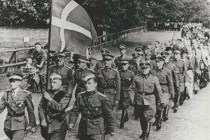 De forreste bærer endnu danske officersuniformer. Frikorpsets chef (frem til febr. 1942) oberstløjtnant Kryssing går som nr. 2 fra højre i andet geled © Frihedsmuseet