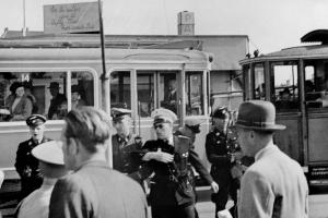 Frikorps folk i klammeri med civile danskere. Her er politiet kommet for at dele grupperne op.© Frihedsmuseet