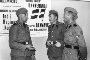 Frivillige foran hverveplakater for Frikorps Danmark og regiment Nordland © Frihedsmuseet