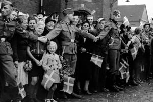 Pårørende og danske nazister modtager de frivillige fra Frikorps Danmark ved påbegyndelsen af en måneds orlov i Danmark © Frihedsmuseet