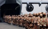 Soldater fra Rwanda i kø for at borde en USAF C-17 Globemaster, der skal flyve dem fra Kigali International Airport til Darfur