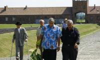 Overlevende fra Auschwitz-Birkenau og slægtninge til ofrene for nazisternes forfølgelser ankommer til den tidligere udryddelseslejr for at mindes de dræbte. © Carsten Fenger-Grøndahl 