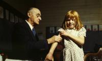 Pige modtager tyfusvaccine i 1944 i USA