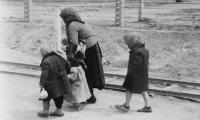 Jødisk kvinde og tre børn går mod gaskamrene efter selektion i Auschwitz © USHMM