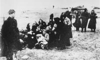 Lettiske drabsenheder gør klar til at henrette en gruppe jødiske kvinder, 1941 ©Bundesarchive