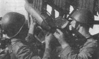 Sovjetiske soldater benytter artilleriet Katyusha. som også blev kaldt et "Stalin-orgel"
