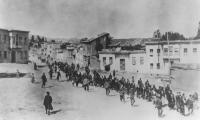 Det osmanniske riges soldater fører armenske mænd fra Kharput til et henrettelssted uden for byen, 1915. 