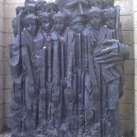 Mindesmærke for Janusz Korczak og hans børn. Janusz Korczak bestyrede et børnehjem i Warsawa ghettoen, og i august 1942 blev Korczak deporteret til udryddelseslejren Treblinka, hvor både han og børnene blev myrdet.
