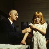 Pige modtager tyfusvaccine i 1944 i USA