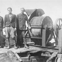 Sonderkommando-medlemmer fotograferet ved siden af en maskine, der blev anvendt til at knuse de knoglerester, der var tilbage efter ligafbrændning