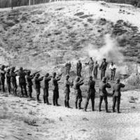 Tyske soldater henretter russiske partisaner, september 1941, Bundesarchiv, CC BY-SA 3.0