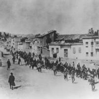 Det osmanniske riges soldater fører armenske mænd fra Kharput til et henrettelssted uden for byen, 1915. 